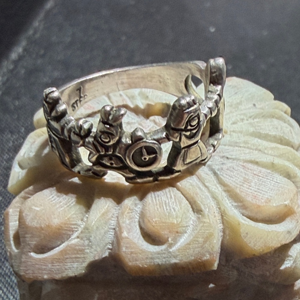 Vintage Sterling Silver Alice In Wonderland Size 7 ring  (2)